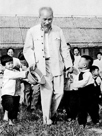 Bác Hồ với các cháu thiếu nhi ở Quê nhà