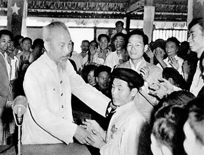 Bác Hồ thăm hỏi chiến sỷ thi đua Phạm Trung Pồn, bị mù 2 mắt nhưng đã có nhiều sáng kiến cải tiến Nông cụ