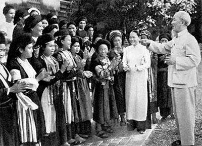 Đại biểu Phụ nữ các dân tộc tỉnh Hà Giang về thăm miền xuôi sung sướng được gặp Bác Hồ