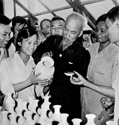 Thăm nhà máy Sứ Hải Dương, Bác Hồ để lại một bức vẽ lịch sử trên chiếc lọ của nhà máy