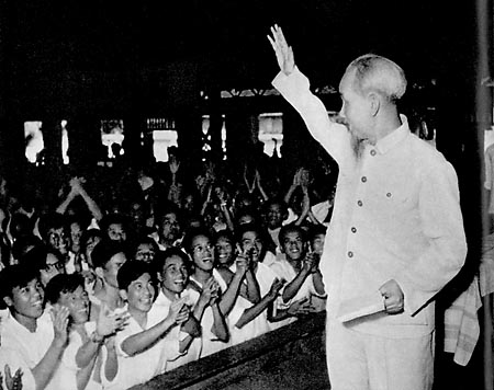 Bác Hồ thăm đại biểu giáo viên toàn miền Bắc (1958) và dạy: Trường học của chúng ta là trường học của chế độ dân chủ nhân dân, nhằm mục đích đào tạo những công dân và cán bộ tốt, người chủ tương lai của nước nhà... Nhà trường phải gắn liền với thực tế của nước nhà, với đời sống nhân dân.