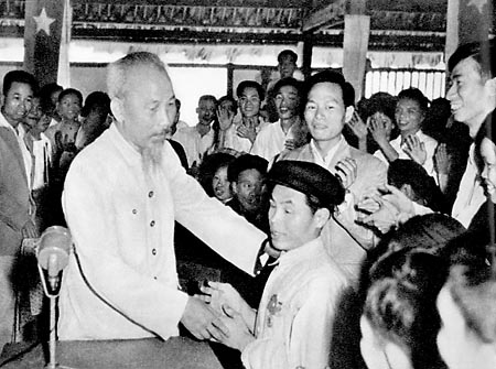 Bác Hồ thăm hỏi chiến sỹ thi đua Phạm Trung Pồn,bị mù cả hai mắt nhưng đã có nhiều sáng kiến cải tiến nông cụ