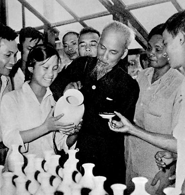 Thăm nhà máy sứ Hải Dương, Bác Hồ đã để lại một bức vẽ lịch sử trên chiếc lọ sứ của nhà máy