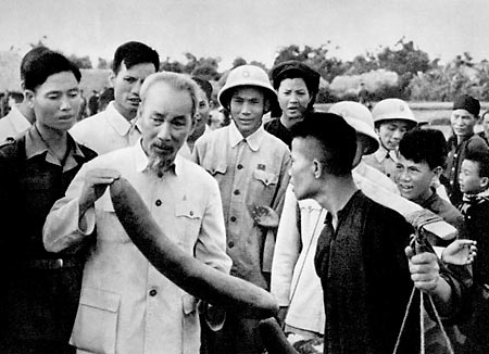 Nông dân xã ái Quốc (Hải Hưng) báo cáo kết quả sản xuất với Chủ tịch Hồ Chí Minh (1958)