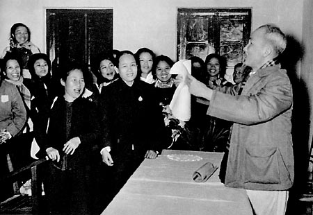 Chủ tịch Hồ Chí Minh rất quan tâm đến việc giải phóng phụ nữ. Năm 1956, Người căn dặn các cán bộ phụ nữ toàn miền Bắc "đoàn kết chặt chẽ, ra sức tham gia xây dựng chủ nghĩa xã hội ở miền Bắc, đấu tranh thống nhất nước nhà và giữ gìn hoà bình thế giới. Là con cháu xứng đáng của bà Trưng, bà Triệu, chắc các cô sẽ hoàn thành thắng lợi nhiệm vụ vẻ vang ấy