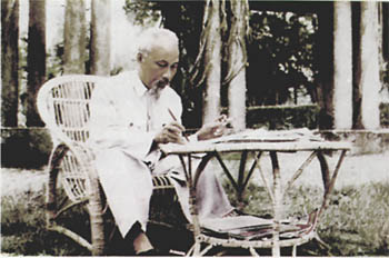 Bác làm việc trong vườn hoa Phủ Chủ tịch (1961)