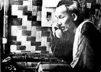 Chủ tịch Hồ Chí Minh trong phòng làm việc của Người ở Việt Bắc (1947)