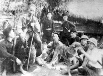 Nông dân xã ái Quốc (Hải Hưng) báo cáo kết quả sản xuất với Chủ tịch Hồ Chí Minh (1958)