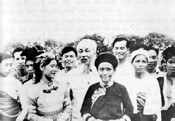 Chủ tịch Hồ Chí Minh với các đại biểu dân tộc ít người trong quốc hội nước Việt Nam Dân chủ Cộng hòa khoá III (1964)