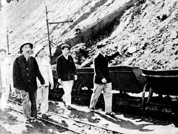 Chủ tịch Hồ Chí Minh thăm khu mỏ Quảng Ninh (2-1965)