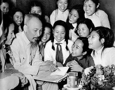 Đại biểu học sinh trường trung học Trưng Vương (Hà Nội) đến chúc thọ Chủ tịch Hồ Chí Minh (tháng 5 nǎm1956)