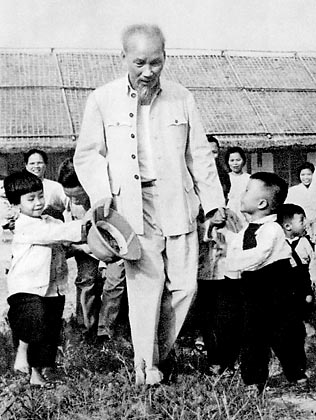 Bác Hồ với các cháu thiếu nhi ở quê nhà