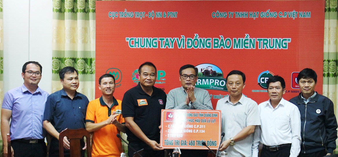 Sở Nông nghiệp-PTNT tiếp nhận hỗ trợ của đoàn công tác Cục Trồng trọt gồm 6 tấn gại và hạt giống để giúp người dân kịp thời sản xuất.
